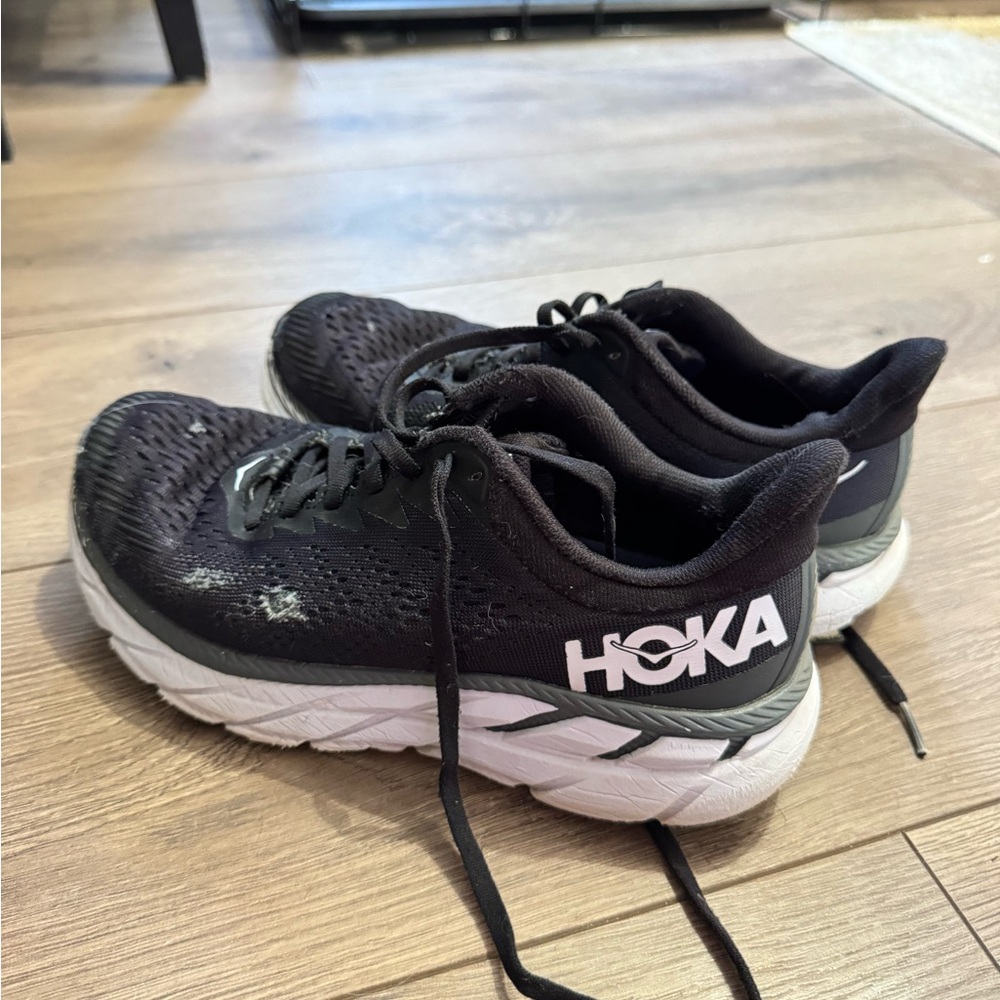 women’s black hokas